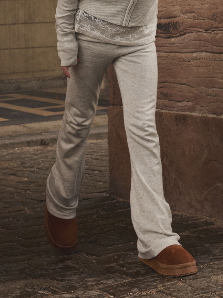 Grå mjuk och skön yogapant till flicka. Tjej byxa i utsvängd modell till barn och ungdom.
NKFNULLARIA KNIT PANT
13246490