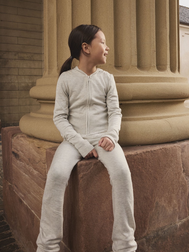 Grå mjuk och skön yogapant till flicka. Tjej byxa i utsvängd modell till barn och ungdom.
NKFNULLARIA KNIT PANT
13246490