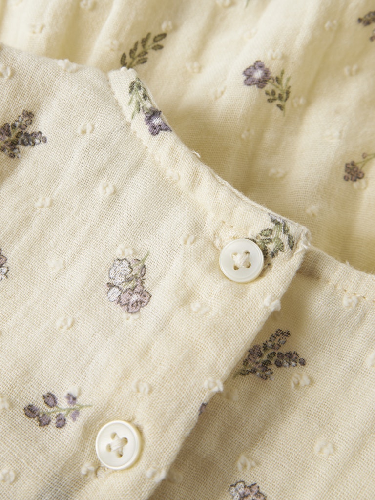 Ljus gul  baby klänning till nyfödd bebis flicka. Blommig bebis klänning, mönstrad klänning till baby. Ekologiska bebiskläder till nyfödd flicka.
NBFDORTHEA LS DRESS
13253624