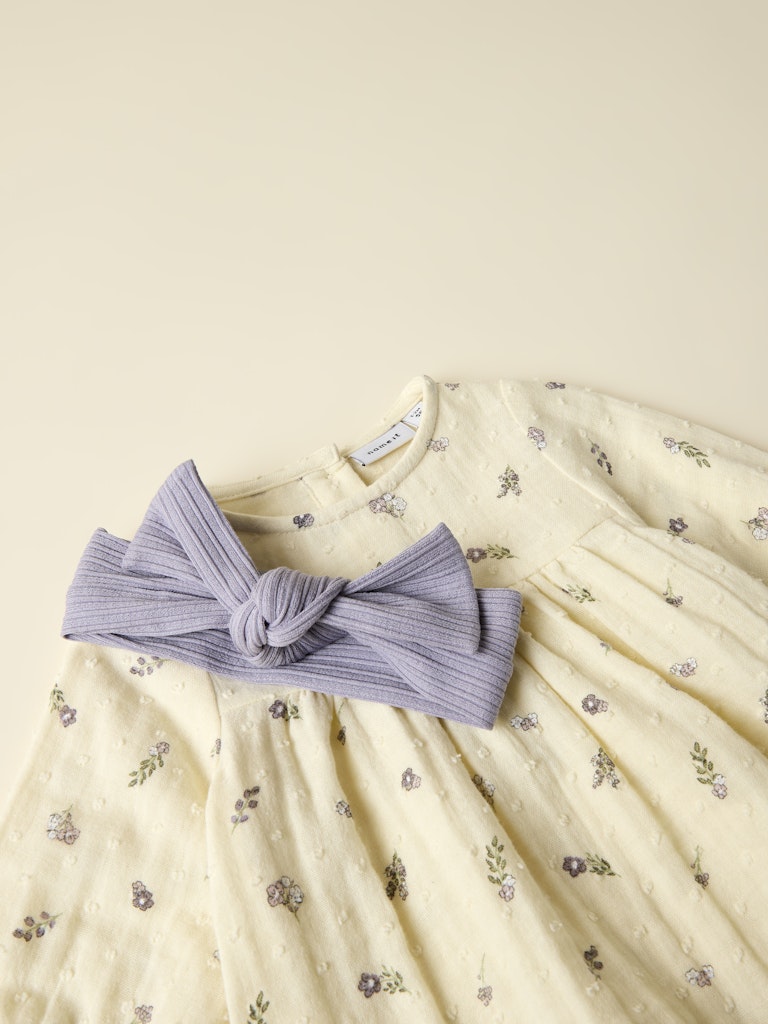 Ljus gul  baby klänning till nyfödd bebis flicka. Blommig bebis klänning, mönstrad klänning till baby. Ekologiska bebiskläder till nyfödd flicka.
NBFDORTHEA LS DRESS
13253624