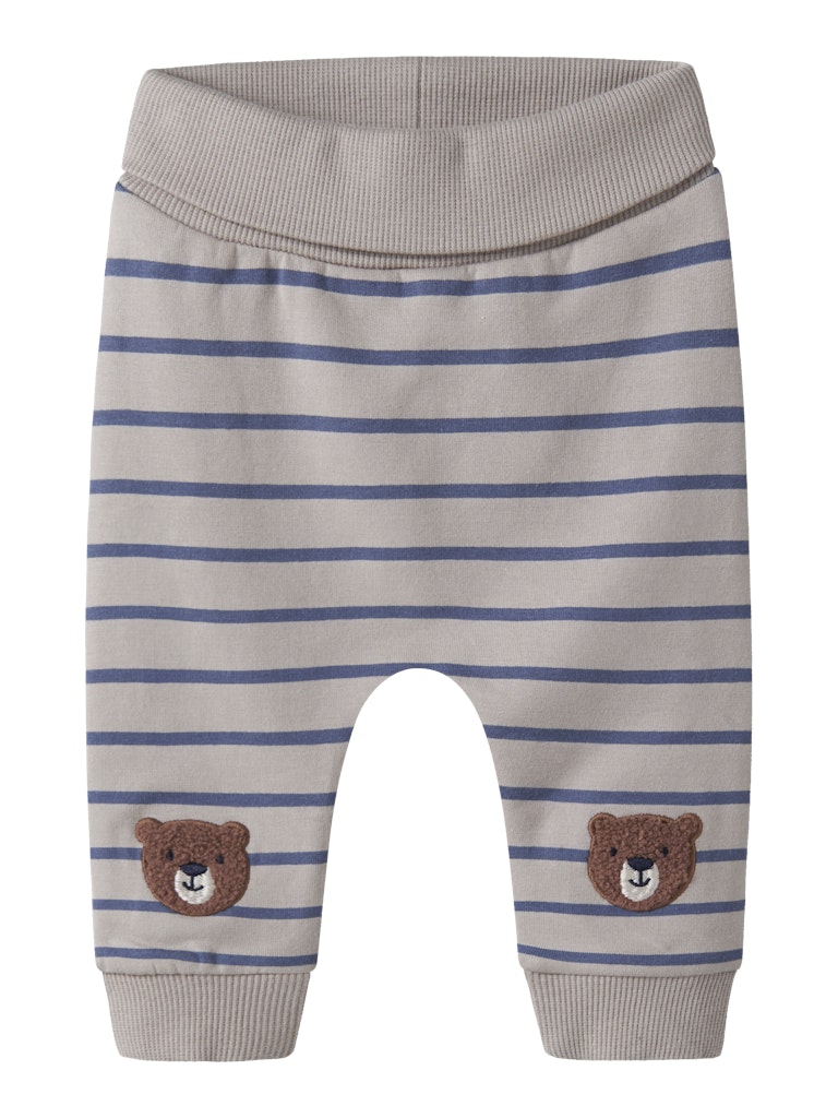 Blå och beige randig baby byxa till pojke. Söta bebis byxor till pojke med nalle på varje ben. Ekologiska bebiskläder från Name it.
NBMDADDEL SWEAT PANT UNB
13253572