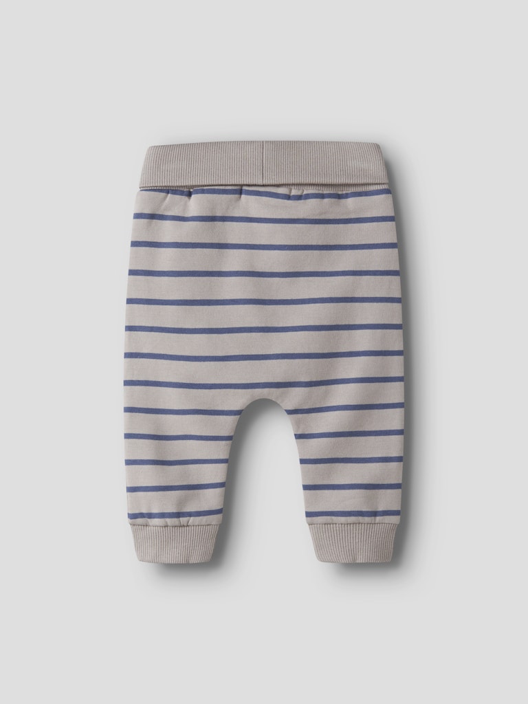 Blå och beige randig baby byxa till pojke. Söta bebis byxor till pojke med nalle på varje ben. Ekologiska bebiskläder från Name it.
NBMDADDEL SWEAT PANT UNB
13253572