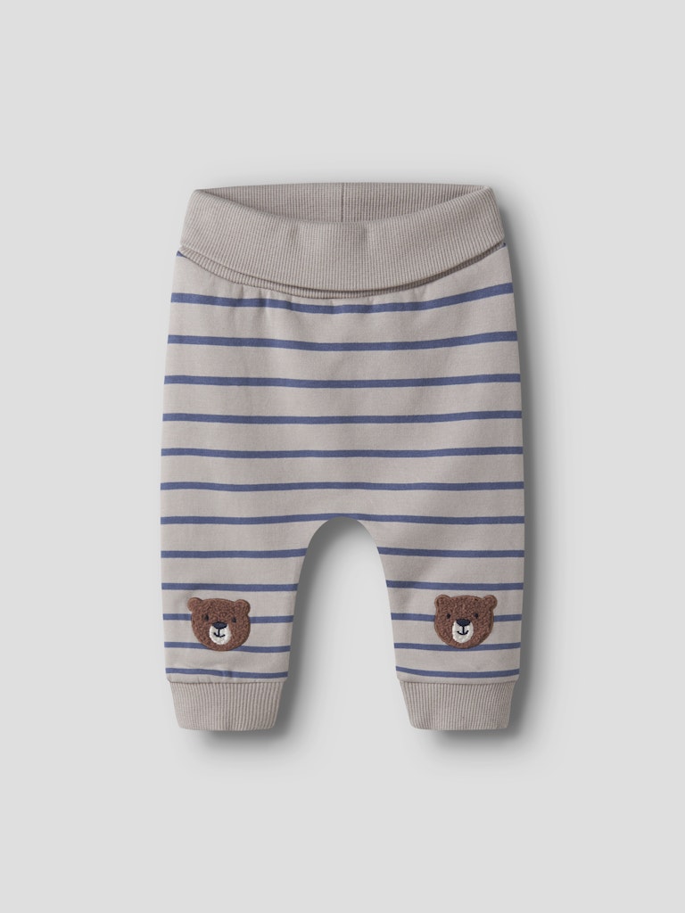 Blå och beige randig baby byxa till pojke. Söta bebis byxor till pojke med nalle på varje ben. Ekologiska bebiskläder från Name it.
NBMDADDEL SWEAT PANT UNB
13253572