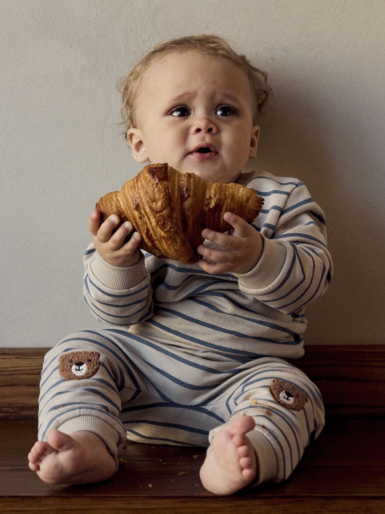 Blå och beige randig baby byxa till pojke. Söta bebis byxor till pojke med nalle på varje ben. Ekologiska bebiskläder från Name it.
NBMDADDEL SWEAT PANT UNB
13253572