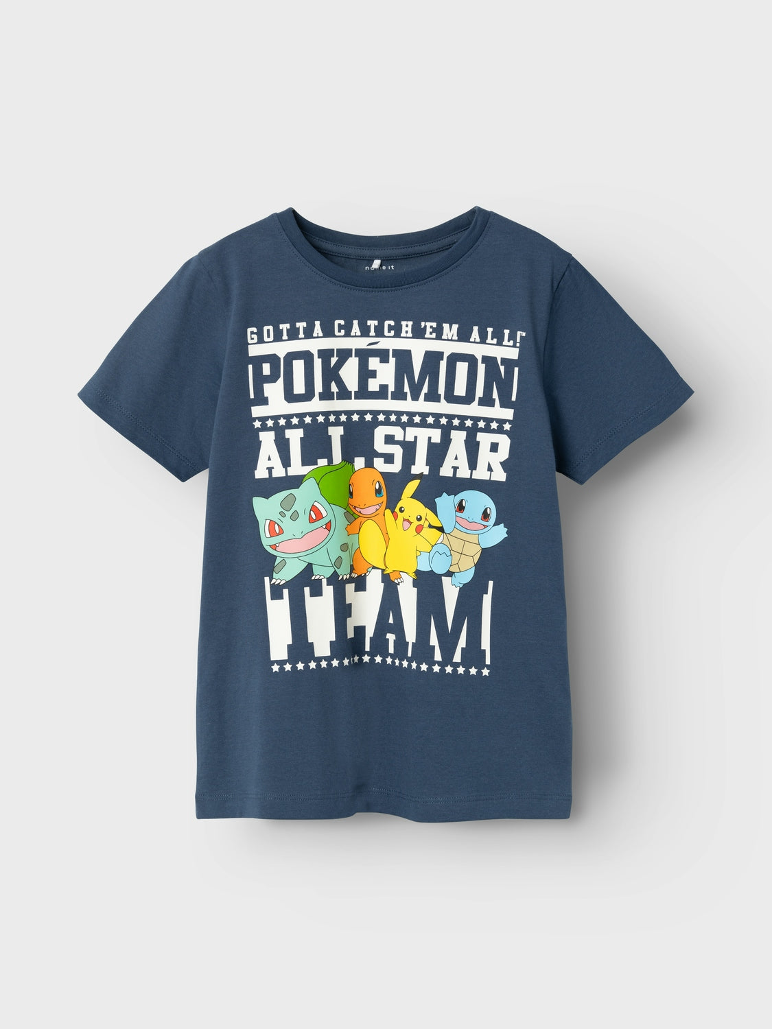 Kortärmad t-shirt med Pokemon tryck på bröstet. Alla pokemonfigurer syns på denna tröja.