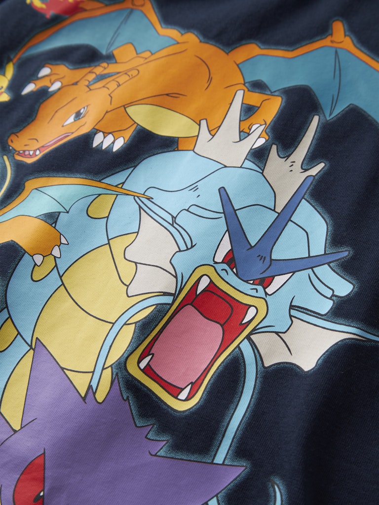 Mörk blå kortärmad t-shirt med Pokemon till pojke. Pokémon tröja från Name it. Kul färgglad tröja med figurerna från Pokemon.
NKMMAJO POKEMON SS NREG TOP BOX NOOS SKY
13254208