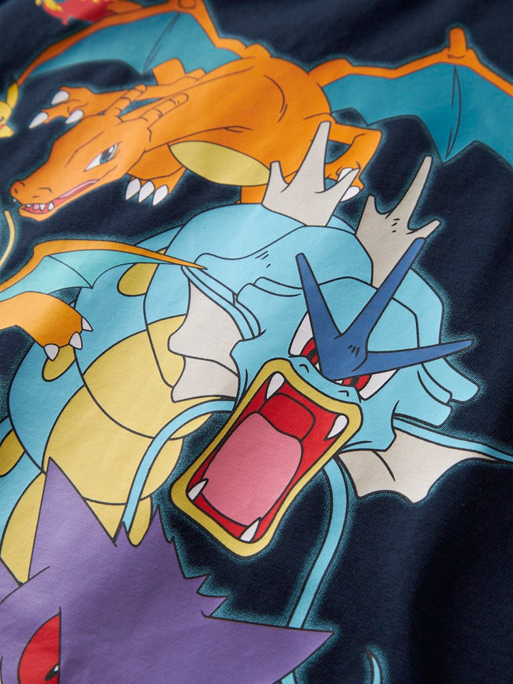 Mörk blå kortärmad t-shirt med Pokemon till pojke. Pokémon tröja från Name it. Kul färgglad tröja med figurerna från Pokemon.
NKMMAJO POKEMON SS NREG TOP BOX NOOS SKY
13254208