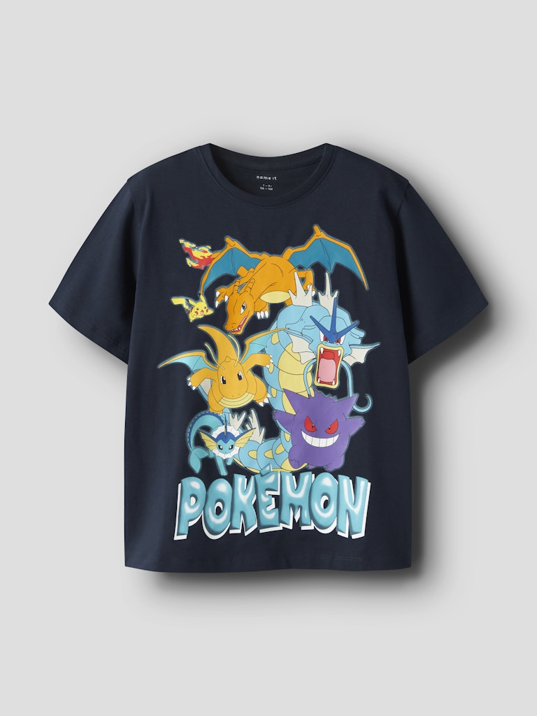 Mörk blå kortärmad t-shirt med Pokemon till pojke. Pokémon tröja från Name it. Kul färgglad tröja med figurerna från Pokemon.
NKMMAJO POKEMON SS NREG TOP BOX NOOS SKY
13254208