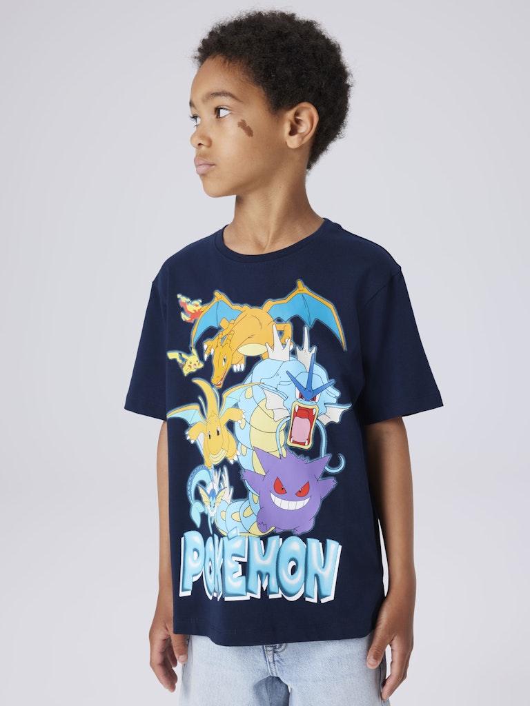 Mörk blå kortärmad t-shirt med Pokemon till pojke. Pokémon tröja från Name it. Kul färgglad tröja med figurerna från Pokemon.
NKMMAJO POKEMON SS NREG TOP BOX NOOS SKY
13254208