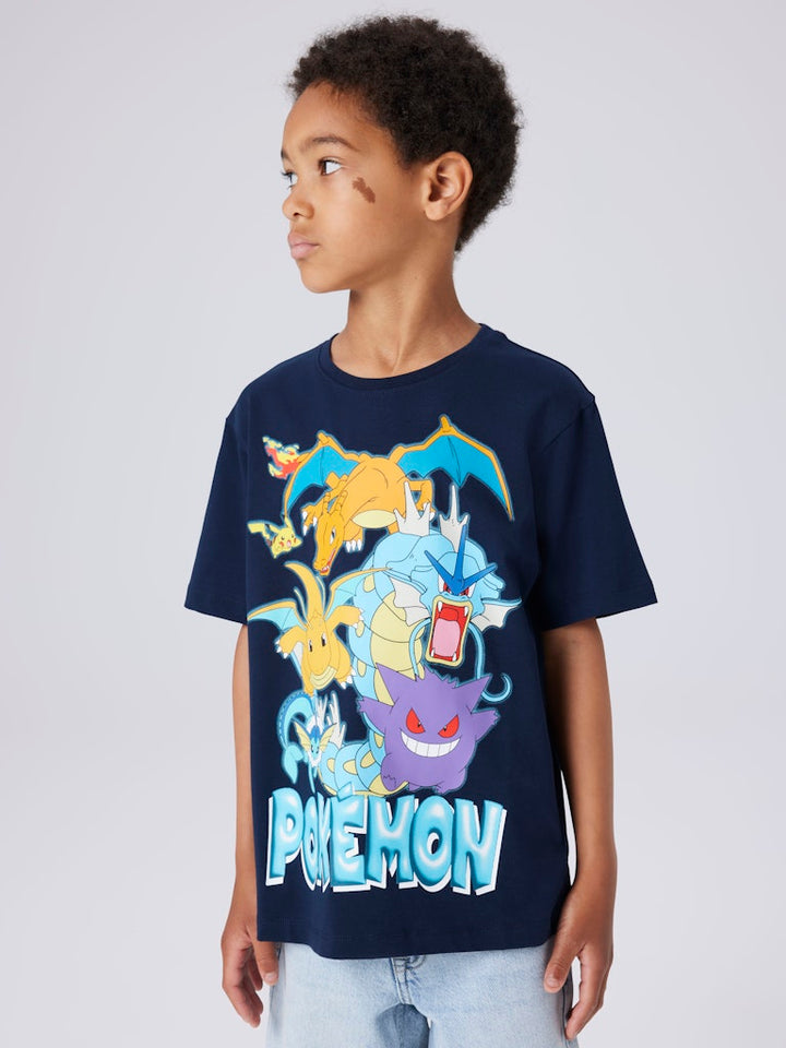 Mörk blå kortärmad t-shirt med Pokemon till pojke. Pokémon tröja från Name it. Kul färgglad tröja med figurerna från Pokemon.
NKMMAJO POKEMON SS NREG TOP BOX NOOS SKY
13254208