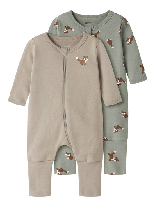 Baby pyjamas i 2-pack till bebis pojke. Ekologisk pyjamas med fot och utan fot då du väljer själv hur du viker den. Söt motiv av rävar.
NBMNIGHTSUIT 2P ZIP FF FOX NOOS
13250790