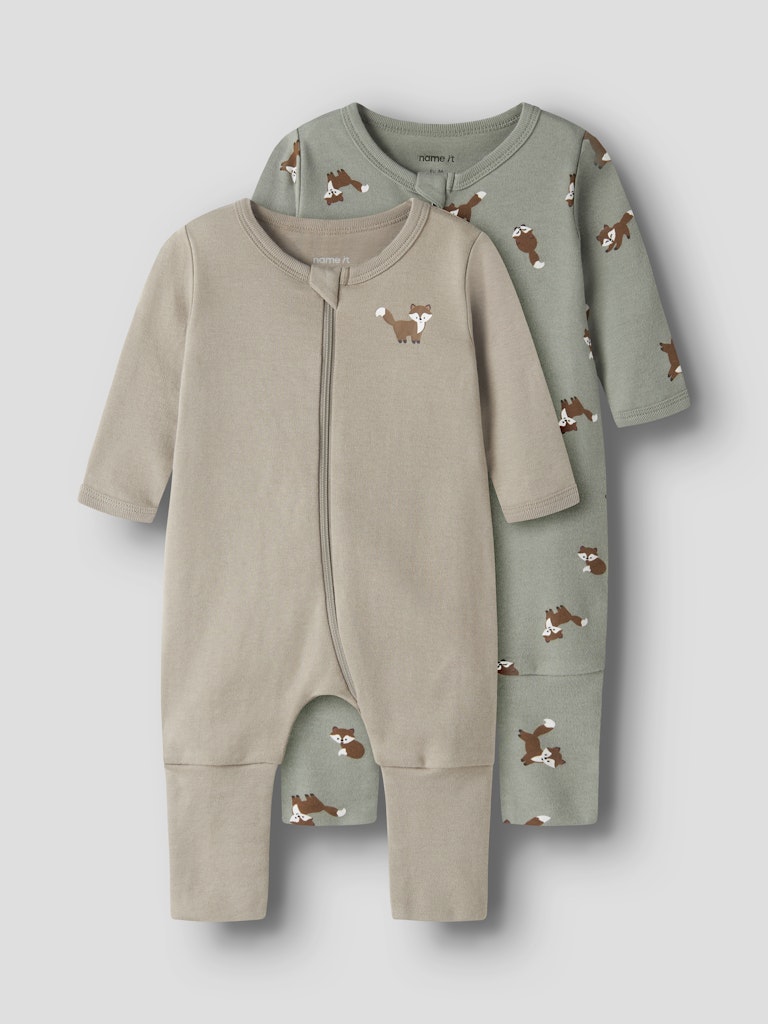 Baby pyjamas i 2-pack till bebis pojke. Ekologisk pyjamas med fot och utan fot då du väljer själv hur du viker den. Söt motiv av rävar.
NBMNIGHTSUIT 2P ZIP FF FOX NOOS
13250790