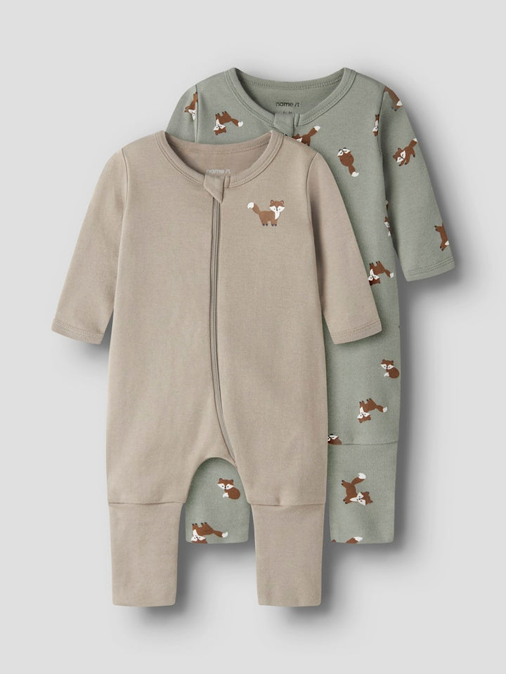 Baby pyjamas i 2-pack till bebis pojke. Ekologisk pyjamas med fot och utan fot då du väljer själv hur du viker den. Söt motiv av rävar.
NBMNIGHTSUIT 2P ZIP FF FOX NOOS
13250790