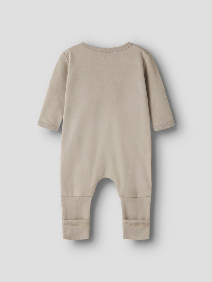 Baby pyjamas i 2-pack till bebis pojke. Ekologisk pyjamas med fot och utan fot då du väljer själv hur du viker den. Söt motiv av rävar.
NBMNIGHTSUIT 2P ZIP FF FOX NOOS
13250790