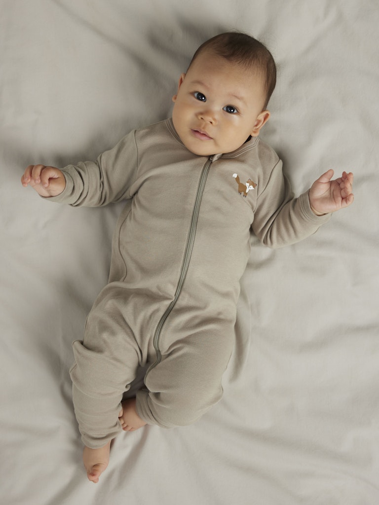 Baby pyjamas i 2-pack till bebis pojke. Ekologisk pyjamas med fot och utan fot då du väljer själv hur du viker den. Söt motiv av rävar.
NBMNIGHTSUIT 2P ZIP FF FOX NOOS
13250790