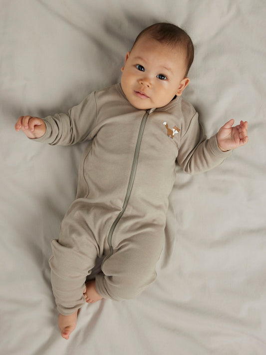 Baby pyjamas i 2-pack till bebis pojke. Ekologisk pyjamas med fot och utan fot då du väljer själv hur du viker den. Söt motiv av rävar.
NBMNIGHTSUIT 2P ZIP FF FOX NOOS
13250790