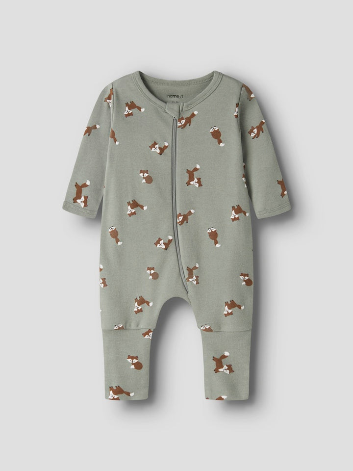 Baby pyjamas i 2-pack till bebis pojke. Ekologisk pyjamas med fot och utan fot då du väljer själv hur du viker den. Söt motiv av rävar.
NBMNIGHTSUIT 2P ZIP FF FOX NOOS
13250790