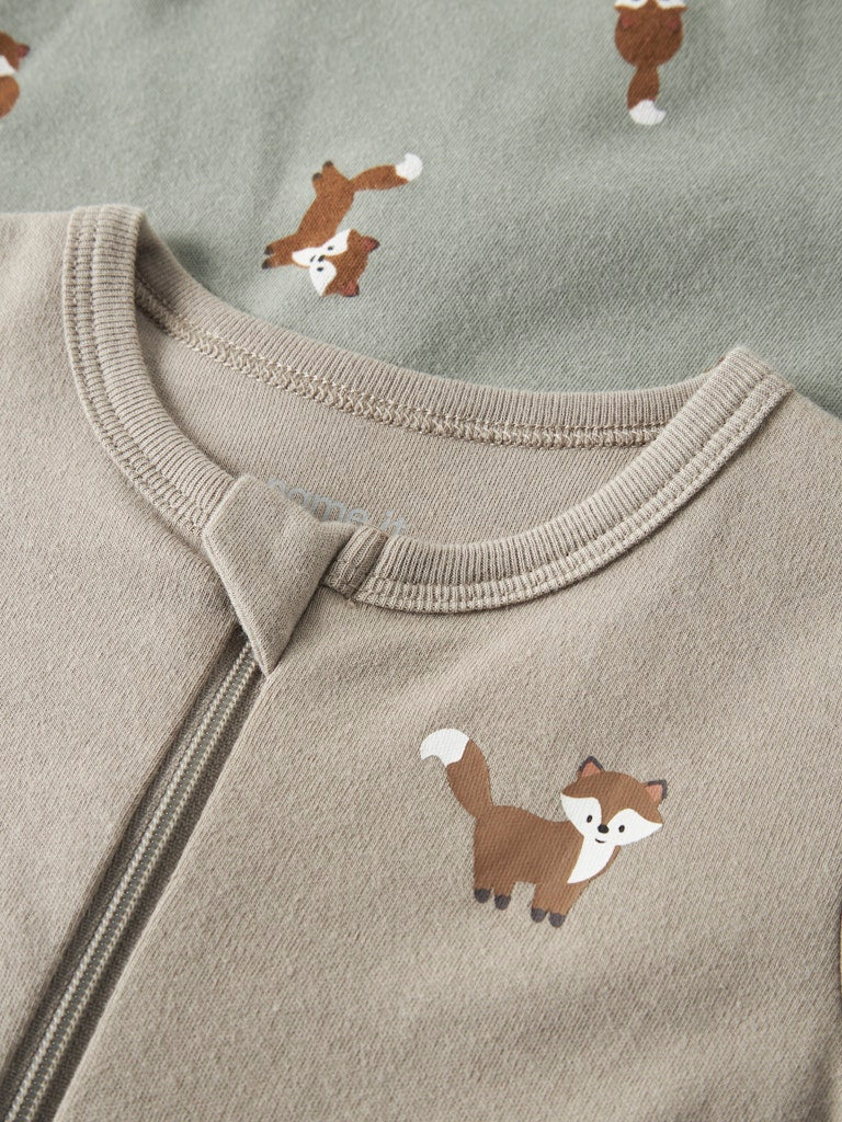 Baby pyjamas i 2-pack till bebis pojke. Ekologisk pyjamas med fot och utan fot då du väljer själv hur du viker den. Söt motiv av rävar.
NBMNIGHTSUIT 2P ZIP FF FOX NOOS
13250790