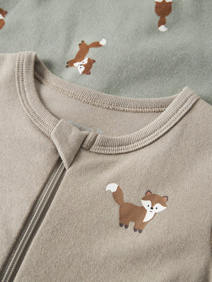 Baby pyjamas i 2-pack till bebis pojke. Ekologisk pyjamas med fot och utan fot då du väljer själv hur du viker den. Söt motiv av rävar.
NBMNIGHTSUIT 2P ZIP FF FOX NOOS
13250790