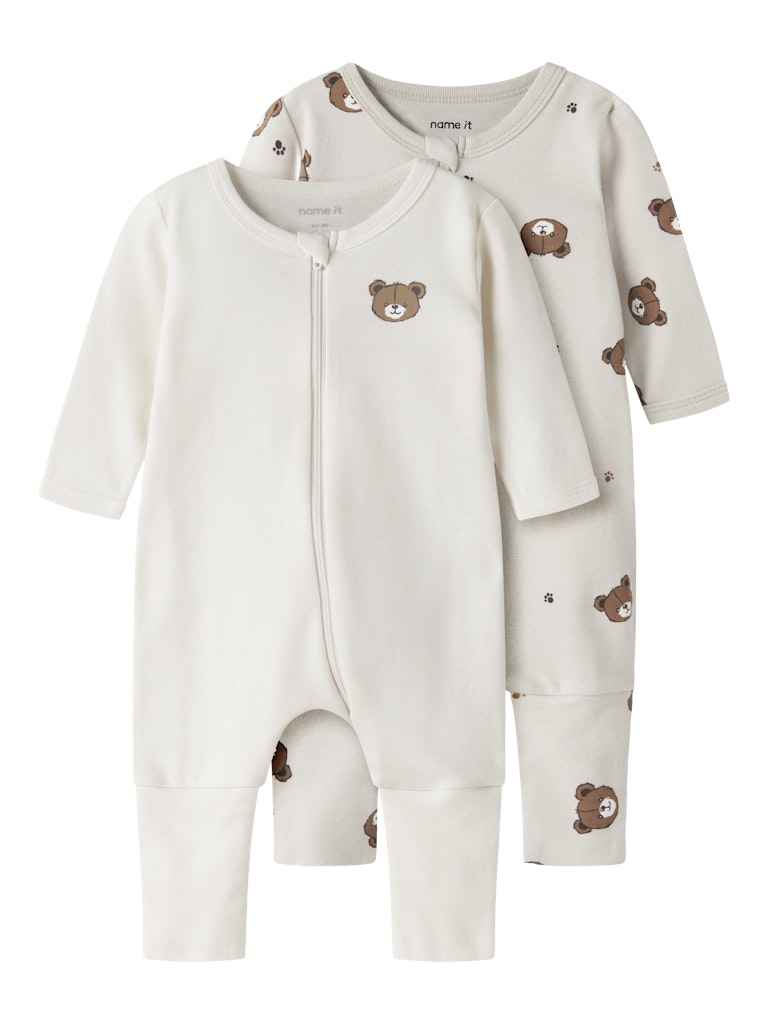 Baby pyjamas till bebis flicka och pojke. Neutral pyjamas med dragkedja och en smart mudd vid foten så du kan välja om du vill ha fot på pyjamasen eller en pyjamas utan fot.
Ekologiska pyjamaser, vita med nallar till nyfödd baby från Name it.
NBNNIGHTSUIT 2P ZIP FF PUMICE BEAR NOOS
13252392