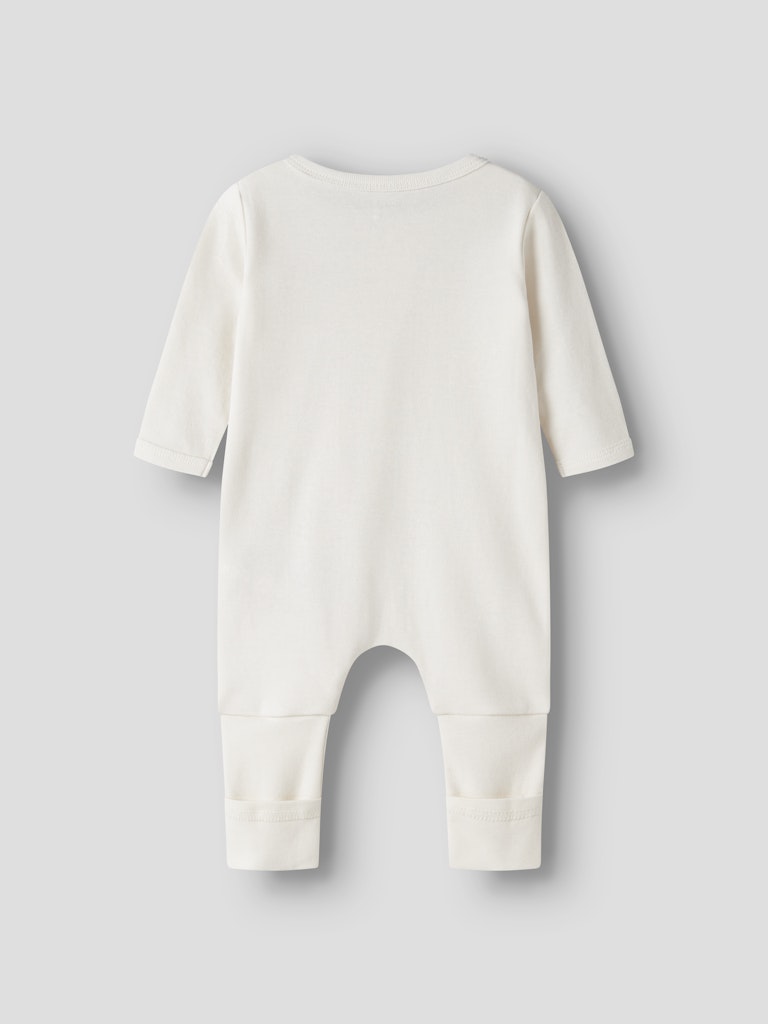 Baby pyjamas till bebis flicka och pojke. Neutral pyjamas med dragkedja och en smart mudd vid foten så du kan välja om du vill ha fot på pyjamasen eller en pyjamas utan fot.
Ekologiska pyjamaser, vita med nallar till nyfödd baby från Name it.
NBNNIGHTSUIT 2P ZIP FF PUMICE BEAR NOOS
13252392