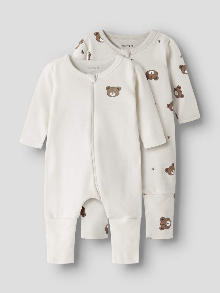 Baby pyjamas till bebis flicka och pojke. Neutral pyjamas med dragkedja och en smart mudd vid foten så du kan välja om du vill ha fot på pyjamasen eller en pyjamas utan fot.
Ekologiska pyjamaser, vita med nallar till nyfödd baby från Name it.
NBNNIGHTSUIT 2P ZIP FF PUMICE BEAR NOOS
13252392