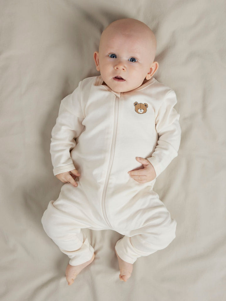 Baby pyjamas till bebis flicka och pojke. Neutral pyjamas med dragkedja och en smart mudd vid foten så du kan välja om du vill ha fot på pyjamasen eller en pyjamas utan fot.
Ekologiska pyjamaser, vita med nallar till nyfödd baby från Name it.
NBNNIGHTSUIT 2P ZIP FF PUMICE BEAR NOOS
13252392