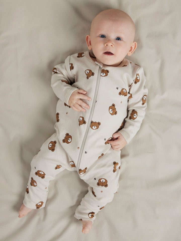 Baby pyjamas till bebis flicka och pojke. Neutral pyjamas med dragkedja och en smart mudd vid foten så du kan välja om du vill ha fot på pyjamasen eller en pyjamas utan fot.
Ekologiska pyjamaser, vita med nallar till nyfödd baby från Name it.
NBNNIGHTSUIT 2P ZIP FF PUMICE BEAR NOOS
13252392
