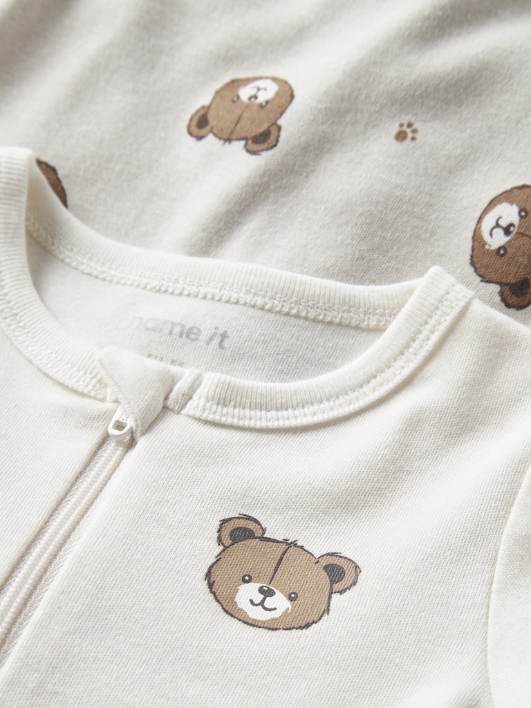 Baby pyjamas till bebis flicka och pojke. Neutral pyjamas med dragkedja och en smart mudd vid foten så du kan välja om du vill ha fot på pyjamasen eller en pyjamas utan fot.
Ekologiska pyjamaser, vita med nallar till nyfödd baby från Name it.
NBNNIGHTSUIT 2P ZIP FF PUMICE BEAR NOOS
13252392