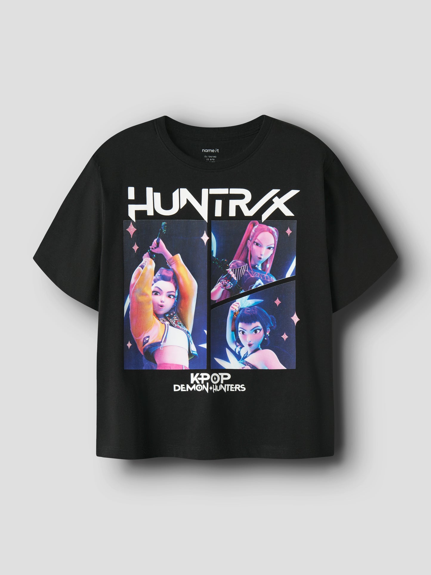 K-Pop Svart T-shirt med stjärna – Huntrix - Demonjägare (Mira, Rumi & Zoey). Svart kortärmad t-shirt med Huntrix till flicka från Name it.
NKFMARA KPOP SS NREG TOP BOX LNOOS SKY
13264031