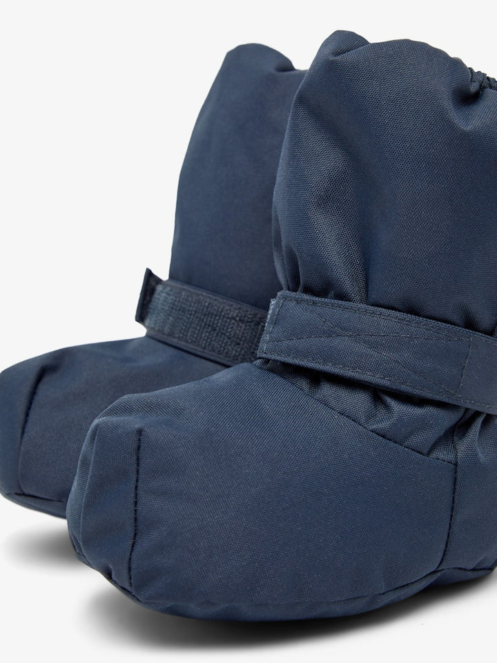 Blå vindtäta och vattentäta vinter tossor till baby pojke och små barn. Ull fodrade tossor från Name it.
NMNSNOW10 BOOT W WOOL 2FO
13219165