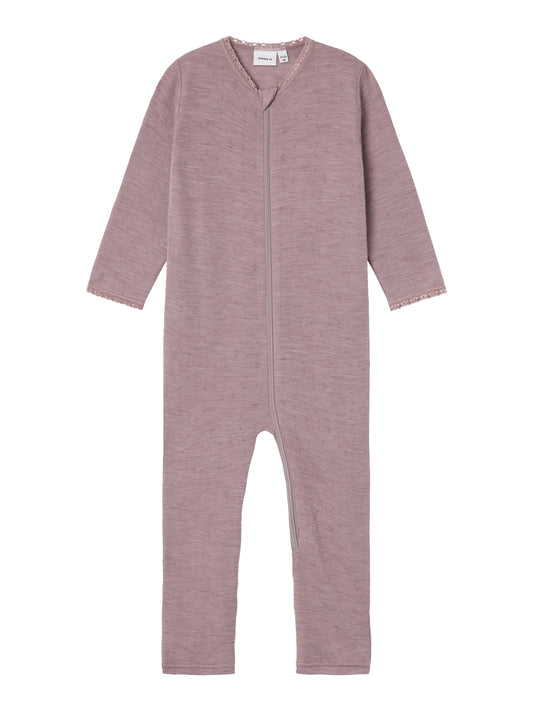 Mysig jumpsuit i ull, merinoull till flicka, tjej som är perfekt som underställ, men även pyjamas när du vill vara säker på att ditt barn håller sig varm och behaglig i både aktivitet och vila. Lägg till mjuka och mysiga ullstilar till ditt barns garderob och säkerställ komfort året runt. Needle drop kännetecknas av tappade stygn för unika mönster och en söt look.

Detaljtyp: sovdräkt
Ärm: Långa ärmar (L/S)
Stängning: Dragkedja
Bendetaljer: Fållar som viks över fötterna för värme
Extra detaljer: Spetsdetalj