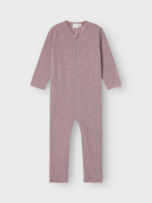 Mysig jumpsuit i ull, merinoull till flicka, tjej som är perfekt som underställ, men även pyjamas när du vill vara säker på att ditt barn håller sig varm och behaglig i både aktivitet och vila. Lägg till mjuka och mysiga ullstilar till ditt barns garderob och säkerställ komfort året runt. Needle drop kännetecknas av tappade stygn för unika mönster och en söt look.

Detaljtyp: sovdräkt
Ärm: Långa ärmar (L/S)
Stängning: Dragkedja
Bendetaljer: Fållar som viks över fötterna för värme
Extra detaljer: Spetsdetalj