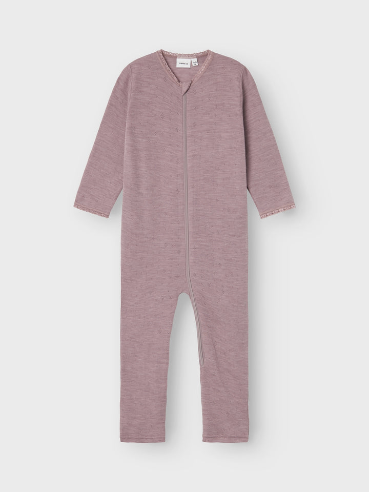 Mysig jumpsuit i ull, merinoull till flicka, tjej som är perfekt som underställ, men även pyjamas när du vill vara säker på att ditt barn håller sig varm och behaglig i både aktivitet och vila. Lägg till mjuka och mysiga ullstilar till ditt barns garderob och säkerställ komfort året runt. Needle drop kännetecknas av tappade stygn för unika mönster och en söt look.

Detaljtyp: sovdräkt
Ärm: Långa ärmar (L/S)
Stängning: Dragkedja
Bendetaljer: Fållar som viks över fötterna för värme
Extra detaljer: Spetsdetalj