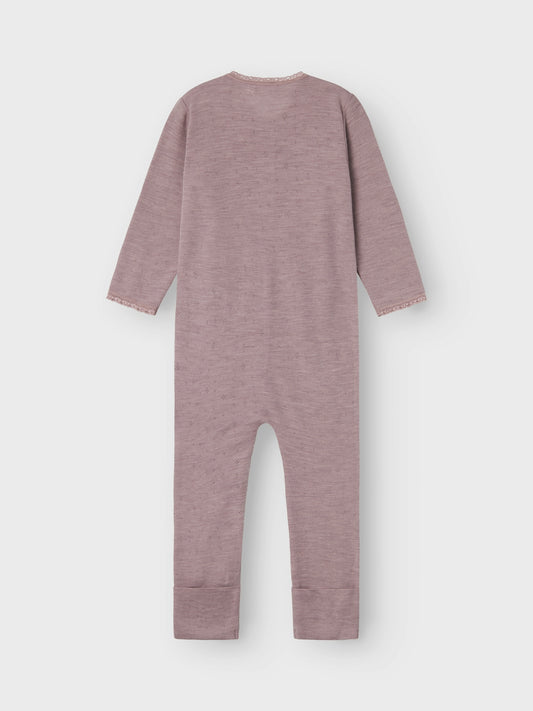 Mysig jumpsuit i ull, merinoull till flicka, tjej som är perfekt som underställ, men även pyjamas när du vill vara säker på att ditt barn håller sig varm och behaglig i både aktivitet och vila. Lägg till mjuka och mysiga ullstilar till ditt barns garderob och säkerställ komfort året runt. Needle drop kännetecknas av tappade stygn för unika mönster och en söt look.

Detaljtyp: sovdräkt
Ärm: Långa ärmar (L/S)
Stängning: Dragkedja
Bendetaljer: Fållar som viks över fötterna för värme
Extra detaljer: Spetsdetalj