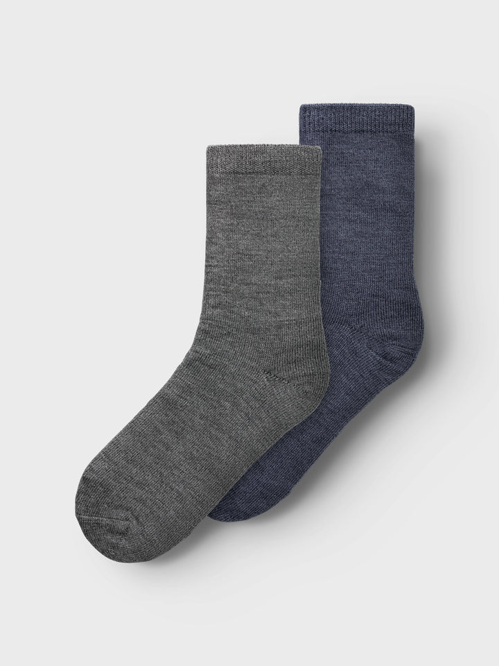 Tunna ull strumpor i grå och blå av mjukaste merinoull till din pojke, kille.

Produkttyp: Strumpor 2-pack

Ull är ett naturmaterial känt för sina termiska egenskaper, mjukhet och fluffiga utseende. I kallt väder håller ull värmen och under varma dagar absorberar den svett, vilket gör den till ett bra val oavsett årstid. Ull låter huden andas och bevarar sin förmåga att isolera när den är våt, och håller alltid en stabil kroppstemperatur.