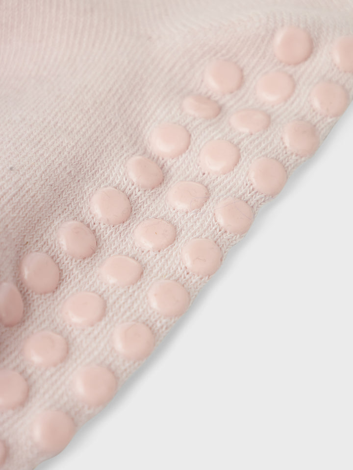 2-pack halk strumpor i rosa till flicka tjej. Förnya ditt barns basgarderob med mjuka strumpor perfekta för alla tillfällen året runt. Ull är ett naturmaterial känt för sina termiska egenskaper, mjukhet och fluffiga utseende. I kallt väder håller ull värmen och under varma dagar absorberar den svett, vilket gör den till ett bra val oavsett årstid. Ull låter huden andas och bevarar sin förmåga att isolera när den är våt, och håller alltid en stabil kroppstemperatur.

Produkttyp: halkStrumpor merinoull ull