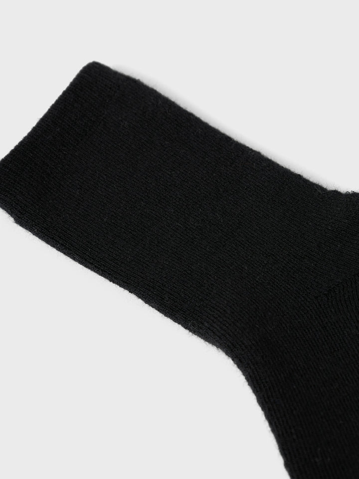 Ge ditt barn det bästa inom komfort och kvalitet med våra tunna strumpor tillverkade av 50% merinoull. Dessa strumpor är designade för att hålla fötter varma och bekväma hela dagen, oavsett om det är lek, skola eller utflykter som står på schemat.

Naturligt Temperaturreglerande: Merinoull är känd för sin unika förmåga att reglera kroppstemperaturen. Den håller fötter varma när det är kallt, och svala när temperaturen stiger, vilket gör dessa strumpor perfekta för alla säsonger.

Strumpor till kille, pojke.
