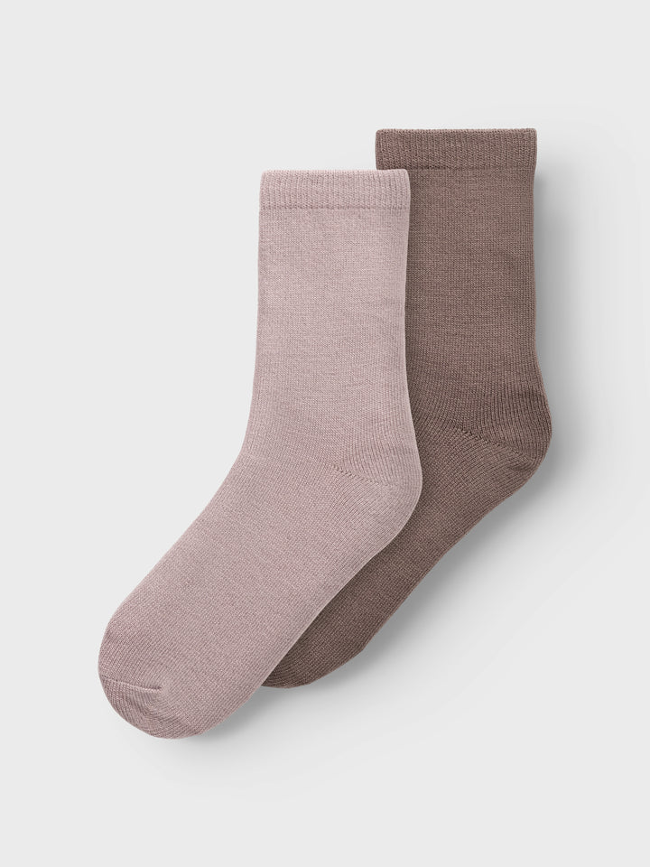 2-pack tunna ullstrumpor till flicka, tjej. Förnya ditt barns basgarderob med mjuka strumpor perfekta för alla tillfällen året runt. Ull är ett naturligt material känt för sina termiska egenskaper, mjukhet och fluffiga utseende. I kallt väder håller ull värmen och under varma dagar absorberar den svett, vilket gör den till ett bra val oavsett årstid. Ull låter huden andas och bevarar sin förmåga att isolera när den är våt, och håller alltid en stabil kroppstemperatur.

Produkttyp: Strumpor 2-pack