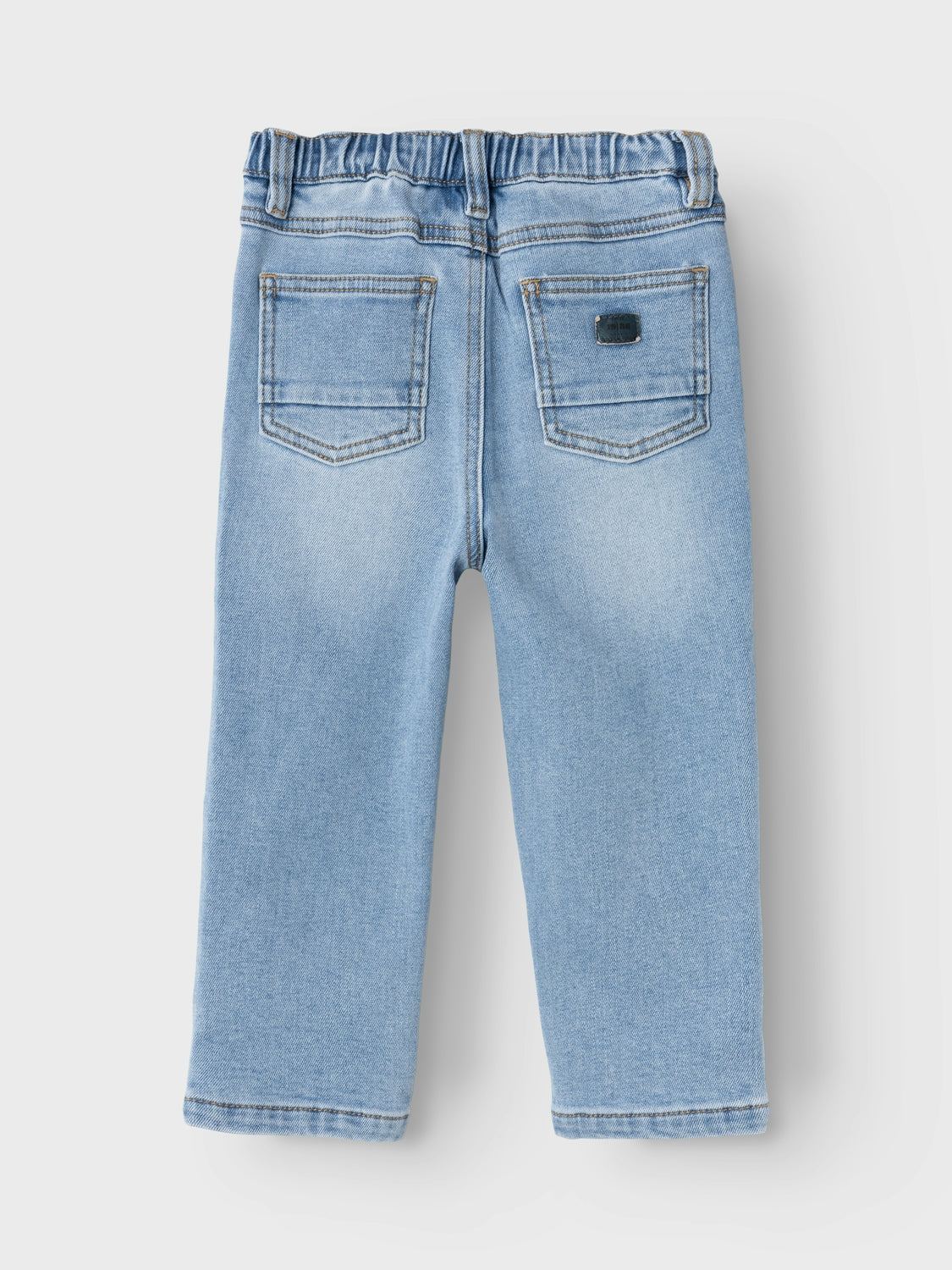 Jeans till pojke. Coola jeanskläder är ett måste i alla barns garderob, och oavsett om du föredrar trendiga utseenden eller tidlösa plagg, garanteras ditt barn mjuka kvalitetsstilar för alla tillfällen och årstider. Denim är ett slitstarkt vävt tyg som finns i flera uttryck för en unik look.  Produkttyp: jeans med avsmalnande passform Stängning: Tryckknapp och halv mock gylfknäppning (storlek 80-110) eller hakknapp och gylfknäppning med dragkedja (storlek 116-164), tryckknapp Fickor: Bakfickor, Framfickor E