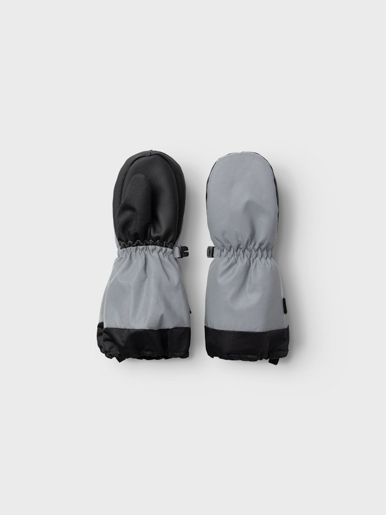 Grå svarta reflexvantar till flicka och pojke. Vinter handskar med reflex från Name it. Vantar med långt skaft.
NMNMAFLEX10 MITTEN REF FO
13232777