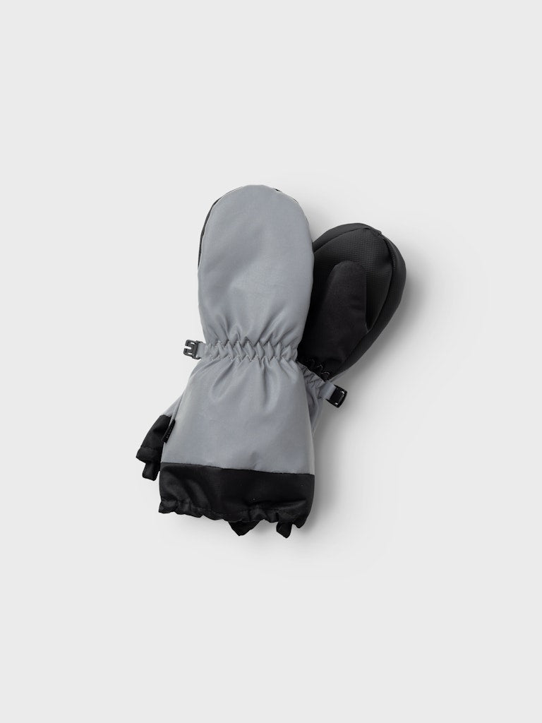 Grå svarta reflexvantar till flicka och pojke. Vinter handskar med reflex från Name it. Vantar med långt skaft.
NMNMAFLEX10 MITTEN REF FO
13232777