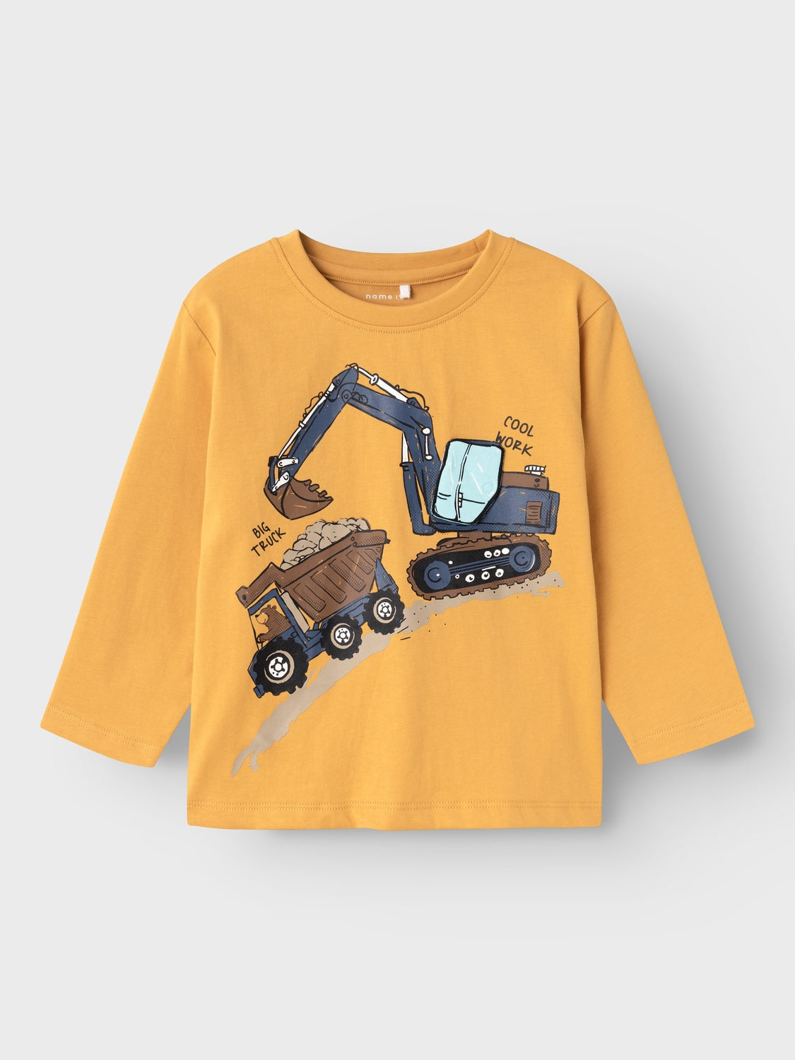 Gul långärmad tröja , t-shirt med traktor grävare till pojke, kille perfekt för vardagsbruk och speciella tillfällen. Jersey är ett lätt och stretchigt tyg med en mjuk yta och insida för en bekväm känsla och rörelsefrihet. Denna tröja har öppningsbara detaljer som ger en extra överraskning till ditt barn.

Produkttyp: Topp
Hals: Rund hals
Ärm: Kort ärm
Extra detaljer: 3D-detalj
Tryck: Gummitryck för en mjuk känsla
Passform: Normal passform
Fästkomp: Bomull ekologisk