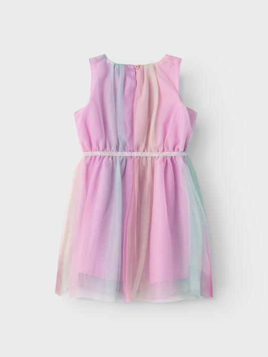 Fantastisk klänning i regnbåge färger. Söt modell perfekt för din lilla flicka, tjej som gillar unicorn och rosa. Tyll är ett lätt tyg med en nätliknande struktur för en elegant look.

Produkttyp: Spencer klänning
Hals: Rund hals
Ärm: Ärmlös
Stängning: Knäppning med knapp och ögla
Foder : Foder av återvunnet polyester för en icke-transparent look
Extra detaljer: Resår i midjan, glitterdetalj
Utskrift: Utskrift upprepas över hela ytan av produkten
Passform: Normal passform
