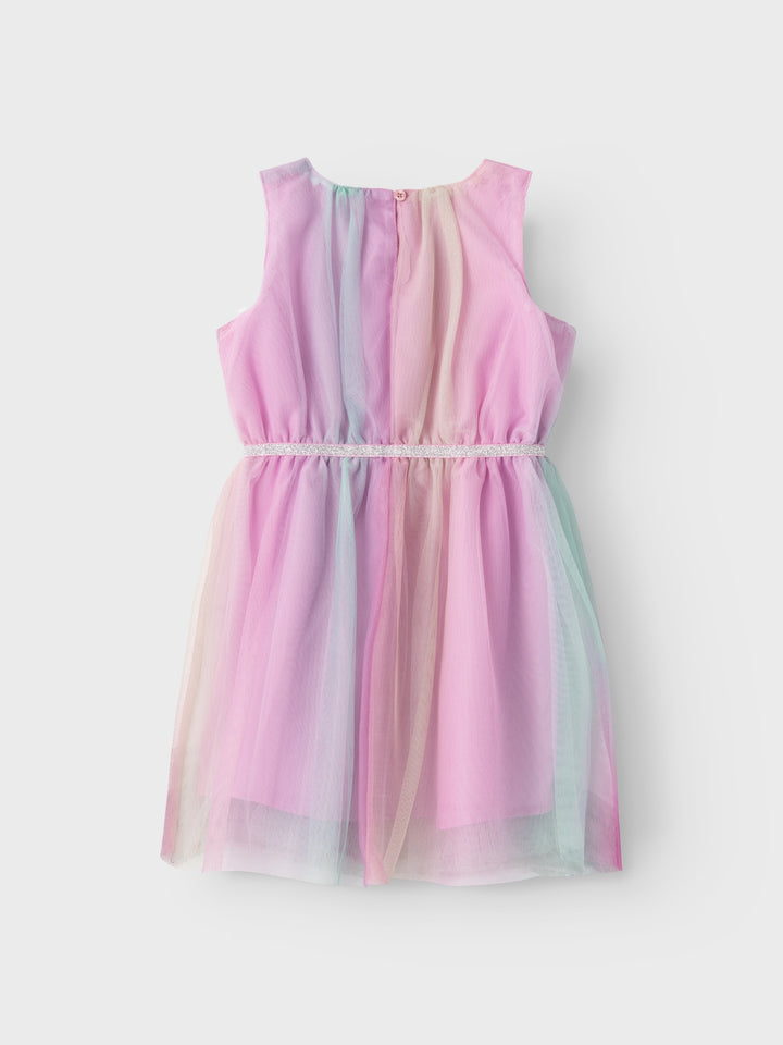 Fantastisk klänning i regnbåge färger. Söt modell perfekt för din lilla flicka, tjej som gillar unicorn och rosa. Tyll är ett lätt tyg med en nätliknande struktur för en elegant look.

Produkttyp: Spencer klänning
Hals: Rund hals
Ärm: Ärmlös
Stängning: Knäppning med knapp och ögla
Foder : Foder av återvunnet polyester för en icke-transparent look
Extra detaljer: Resår i midjan, glitterdetalj
Utskrift: Utskrift upprepas över hela ytan av produkten
Passform: Normal passform