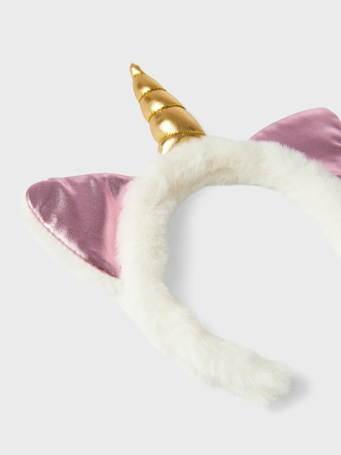 Varje flicka drömmer nästan om unicorn, här är ett diadem / hårband som gör att hela världen blir som magi. Sätt pricken över i:et till ditt barns outfit med festliga, coola och praktiska accessoarer perfekta för både vardagsbruk och speciella tillfällen. Fuskpäls har en fluffig look och yta för en mjuk och behaglig känsla. Upptäck vänskapens magi med Twilight Sparkle, Rainbow Dash, Pinkie Pie, Rarity, Fluttershy, Applejack och vänner från My Little Pony.

Produkttyp: Diadem
Extra detaljer: Glitterdetalj