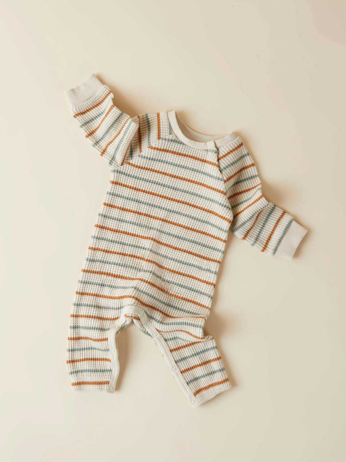 Mysig jumpsuit i våfflig kvalitet som är väldigt mjuk och skön för din baby. Randig, ekologisk baby sparkdräkt till bebis pojke.

Produkttyp: Bodysuit
Stängning: Tryckknapp