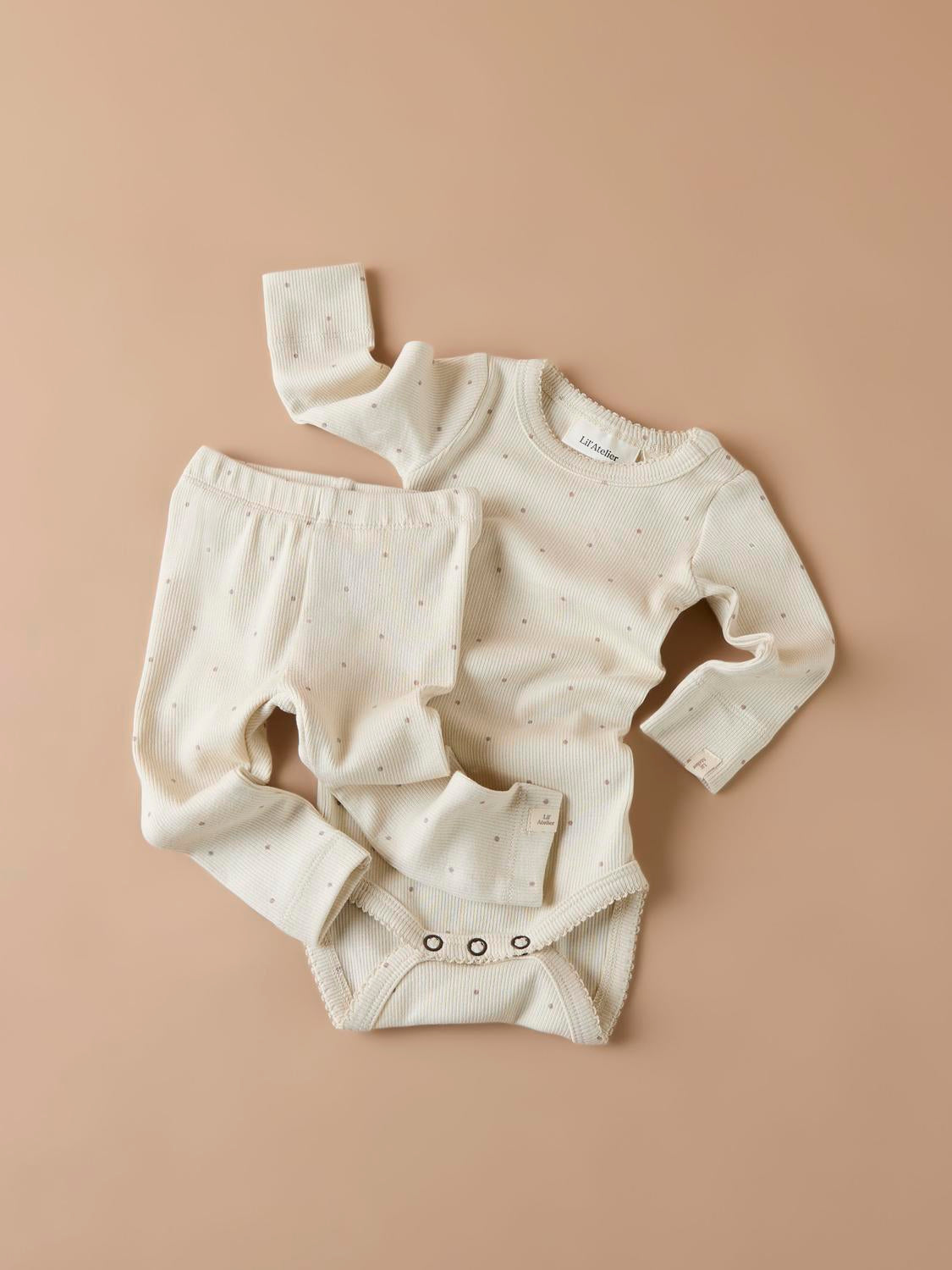 Söt body med prickar för baby flicka. Långärmad body i ekologisk bomull för till lilla tjej. Sätt ihop den perfekta outfiten för ditt barn med kvalitativa vardagsstilar och skapa en bekväm och trendig look. Ribbad Jersey är ett lätt och stretchigt tyg med en mjuk yta och insida för en bekväm känsla och rörelsefrihet.

Produkttyp: Bodysuit
Hals: Rund hals
Ärm: Lång ärm
Stängning: Tryckknapp
Extra detaljer: Etikett
Utskrift: Utskrift upprepas över hela ytan av produkten