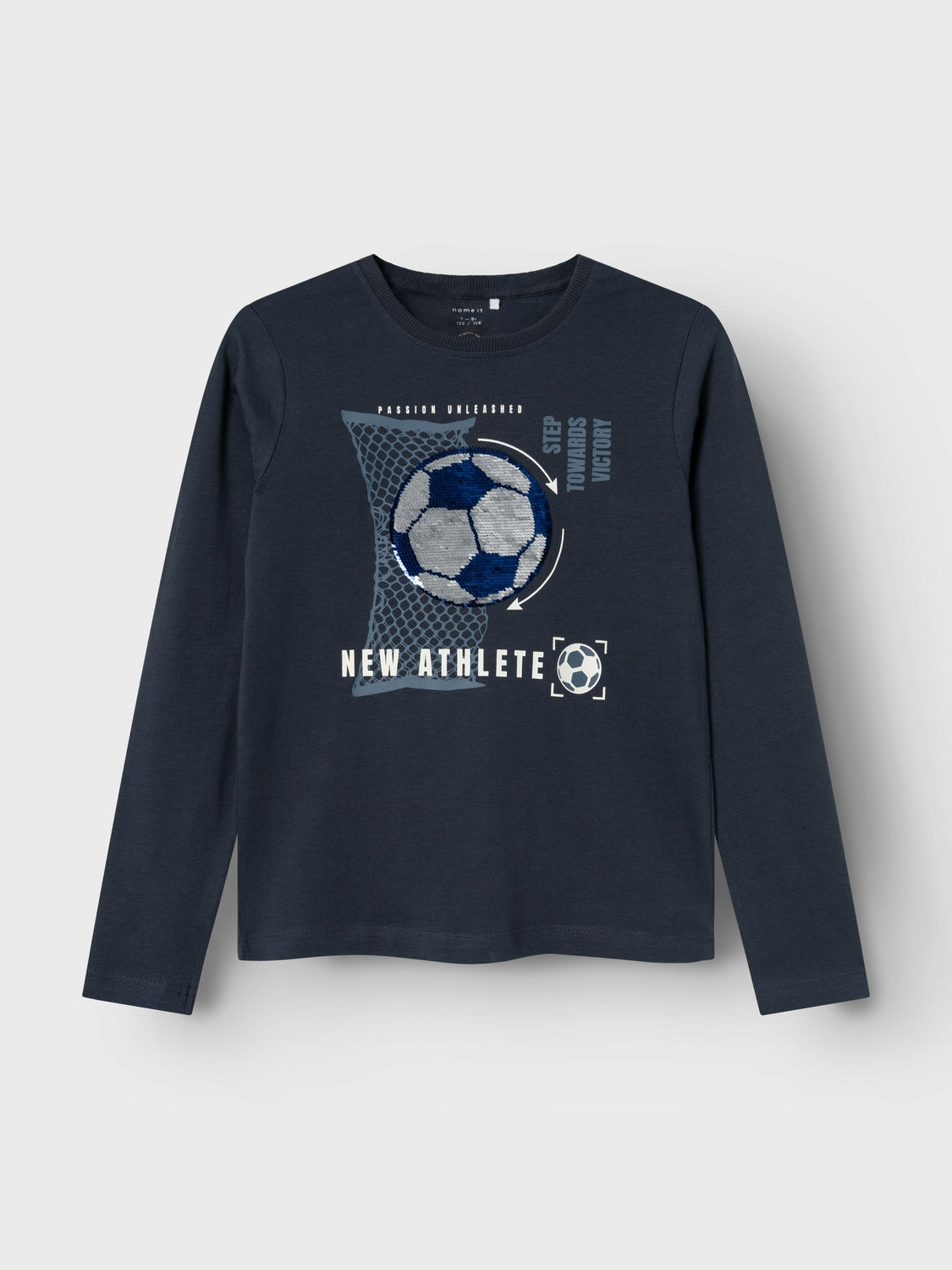 Långärmad blå tunn t-shirt i ekologisk bomull till kille, pojke. Paljetter i form av en fotboll som går att vända och då får annan färg.

Produkttyp: Topp
Hals: Rund hals
Ärm: Lång ärm
Extra detaljer: Paljetter
Tryck: Gummitryck för en mjuk känsla
Passform: Standard passform