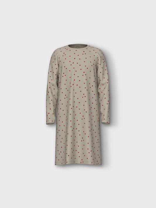Gulligt nattlinne med små röda hjärtan. Långärmat nattlinne till flicka med beige botten och hjärta röd.